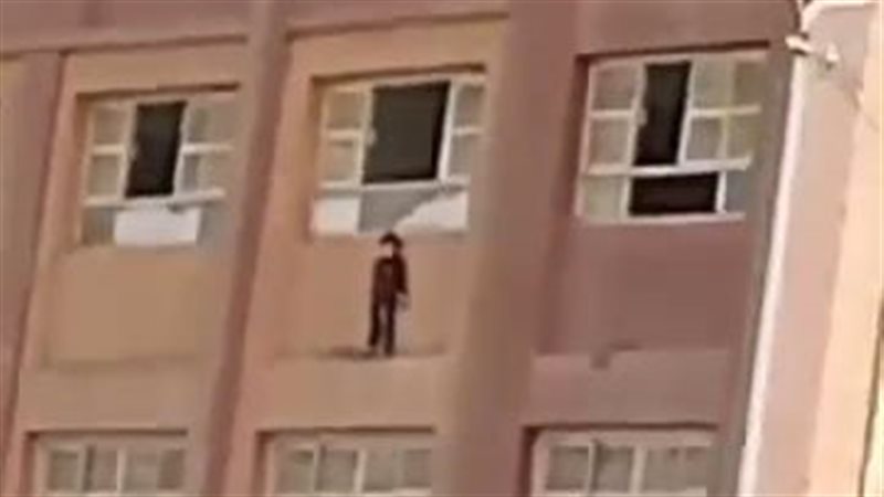 طالب أعلى شرفة مدرسة