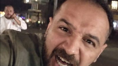 سائق يستغيث لتعرضه للتعدي من راكب بسبب خلاف على سلوكه مع سيدة داخل السيارة