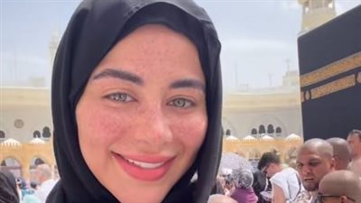 بعد نجاحها في مسلسل علي كلاي .. يارا السكري تؤدي مناسك العمرة |فيديو