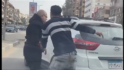 مشادة طريق تتحول لاعتداء وتحطيم سيارة بمدينة نصر.. والداخلية تتحرك لكشف الملابسات