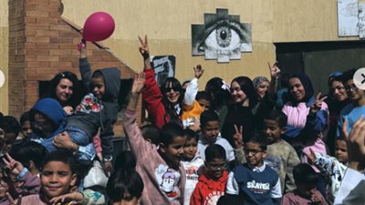 من دار أيتام.. المطربة ساندي تسعد كل طفل يتيم في يومه