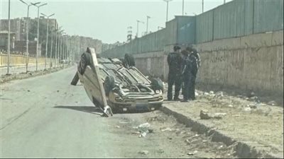 اصطدمت بالعمود.. انقلاب سيارة ملاكي أعلى طريق المصانع بحلوان