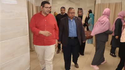 محافظ سوهاج ينيب السكرتير المساعد لتفقد حالة مصابي حادث جرجا بالمستشفى الجامعي