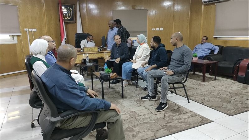 اجتماع محافظ قنا