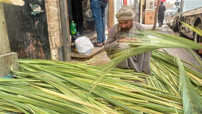 التيجان والسعف والصلبان منتجات من جريد النخيل للاحتفال بعيد الشعانين فى قنا 
