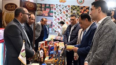 رئيس الوزراء يتفقد شركة «الطحان» المتخصصة في تصنيع وتعبئة التمور 
