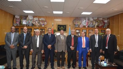 نائب رئيس جامعة الأزهريستقبل فريق 