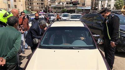 محافظ الدقهلية يستوقف سيارات اتاكسي للتأكد من تشغيل العداد والالتزام بالتعريفة