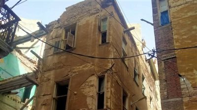 استمرار إزالة العقارات الآيلة للسقوط بحي الجمرك حفاظًا على سلامة المواطنين