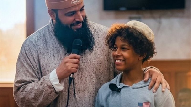 الطفل ال٫ي اعتنق