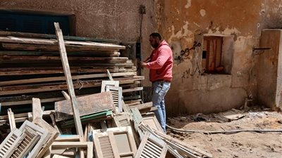 حي الأربعين ينفذ قرار إزالة عقار آيل للسقوط حفاظا على سلامة المواطنين