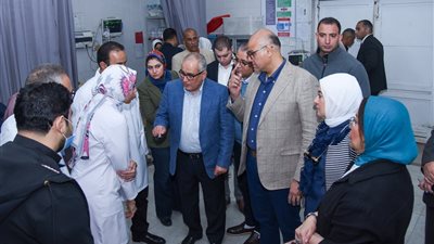 محافظ الإسكندرية يتفقد عيادتي الإسكندرية وسموحة النموذجيتين 