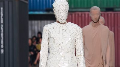 بعرض ميزون مارجيلا.. فستان مصنوع من 90 كيلو من البورسلين يثير ضجة