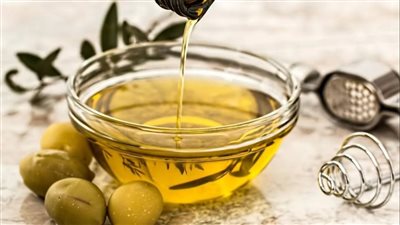 ملعقة زيت زيتون يوميا سر لصحة القلب والبشرة والنشاط 	