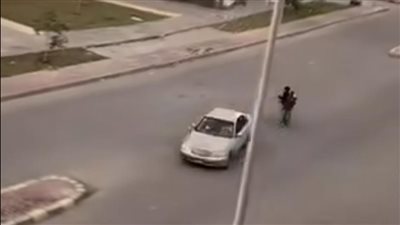 سائق متهور كاد يصدم فتيات.. شكوى من أهالي زهرة العاصمة|شاهد 