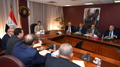 وزير الصناعة يبحث مع اتحاد الصناعات سبل تعظيم الاستفادة من الخامات التعدينية