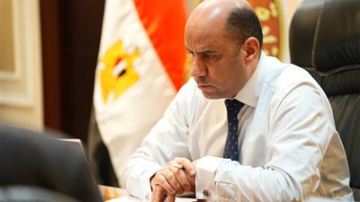 وزير العمل يتابع تطبيق 