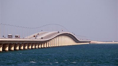 السعودية تغلق جسر الملك فهد مع البحرين احترازيًا بعد تنبيهات أمنية