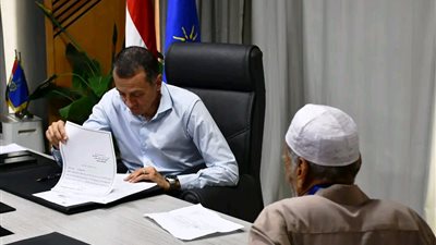 محافظ أسوان يفتح أبوابه للمواطنين في لقاءاته الأسبوعية واستجابة فورية للمطالب