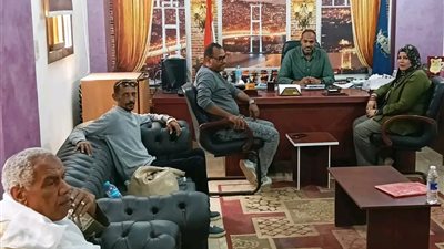 محافظ أسوان يوجه رؤساء المدن بالاقتراب من المواطنين وحل مشكلاتهم 