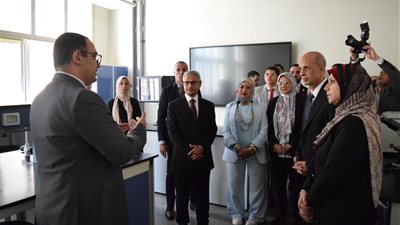محافظ بنى سويف ورئيس الأهلية يتفقدان المعامل ومشروعات الطلاب بملتقى التوظيف 
