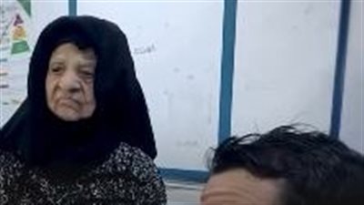 طبيب يوثق حوارًا طريفًا مع سيدة فوق 105 أعوام:
