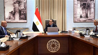 رئيس الوزراء يتابع مع وزير النقل عددًا من ملفات عمل الوزارة