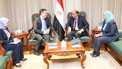 وزير العمل يلتقي سفير المملكة المتحدة بالقاهرة لبحث تعزيز التعاون