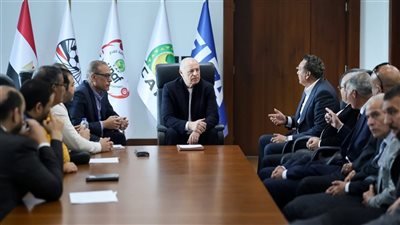 هاني أبو ريدة يستقبل مجموعة من أندية الجمعية العمومية