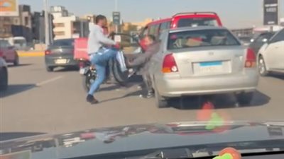 ضربه بالرجل.. الأمن يفحص فيديو تعدي سائق ميكروباص على صاحب ملاكى بالتجمع