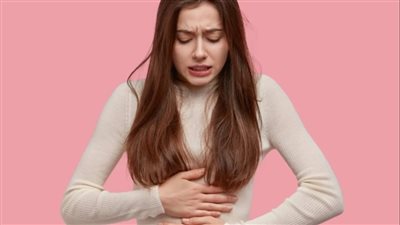 4 أسباب شائعة لآلام المعدة بعد العشاء وكيف تتجنبينها بسهولة