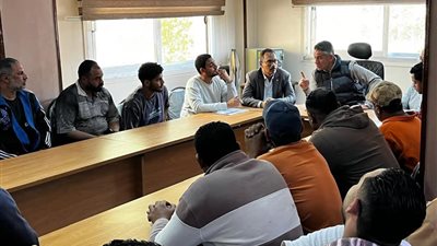 رئيس حي الأربعين بالسويس يعقد لقاء مع تجار الخردة وجامعي المخلفات 