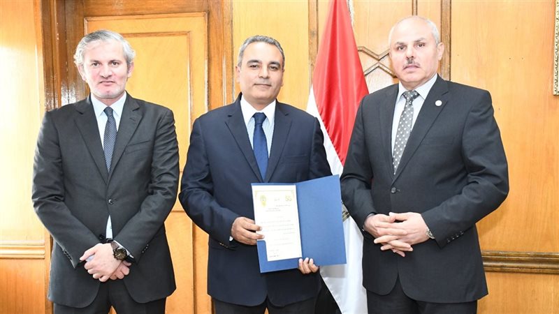 «رئيس جامعة قناة