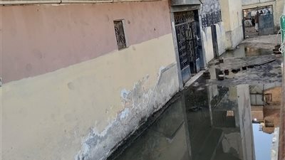 مياه الصرف تغمر مركز شباب كفر حجازي بالمحلة الكبرى.. والأهالي يستغيثون 