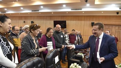 محافظ بورسعيد يوزع عيديات على الموظفين المسيحيين لتهنئتهم بعيد القيامة المجيد