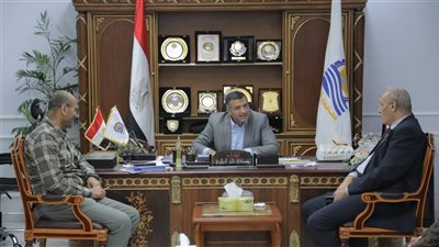 محافظ قنا يبحث مع رئيس 