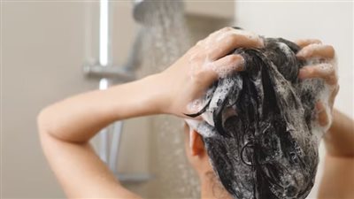 بعد انتشاره.. تحذيرات من ترند الاستغناء عن شامبو العناية الشعر 