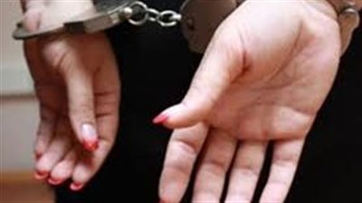 التحقيق مع ربة منزل بتهمة الاستيلاء على 104 آلاف جنيه من 