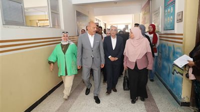 محافظ السويس يتفقد امتحانات معادلة محو الأمية استعدادا للمرحلة الاعدادية