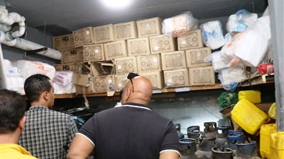 حملة مكبرة بأسوان على المحلات والمطاعم.. غلق وتشميع مخزن مخالف وتحرير محاضر