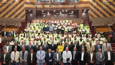 محافظ الجيزة يكرم عمال النظافة والسائقين لدورهم في موجة الأمطار الأخيرة