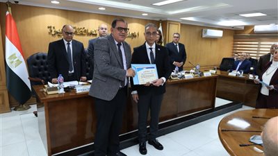 لجهودهم في مواجهة الطقس.. محافظ الجيزة يكرم قيادات المياه وأجهزة أكتوبر وزايد