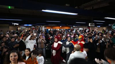عروض الأراجوز والعرائس تخطف القلوب والأنظار بمحطة مترو العباسية