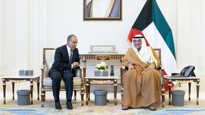 بتوجيهات الرئيس السيسي.. وزير الخارجية يلتقي ولي عهد دولة الكويت 