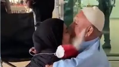 لقاء مؤثر في مطار باكستان.. شقيقان مصابان بالتقزم يجمعهما الحنين بعد غياب