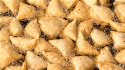 طريقة لف السمبوسة خطوة بخطوة بطريقة سهلة.. وسر القرمشة الشهي