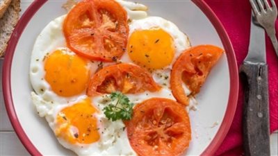بيض بالطماطم المشوية خيار مثالي لفطور صحي وخفيف كل صباح 	