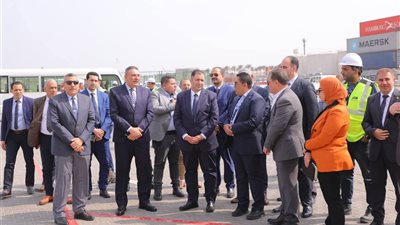 محافظ دمياط يتفقد محطة «تحيا مصر 1»  لدعم حركة التجارة بالميناء