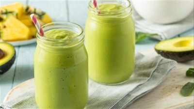 استمتعي بعصير الأفوكادو بالعسل بدون حليب مشروب صحي ومنعش 	