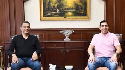 وزير الشباب والرياضة يلتقي  محافظ البحر الأحمر قبل حضور نهائي بطولة الاسكواش